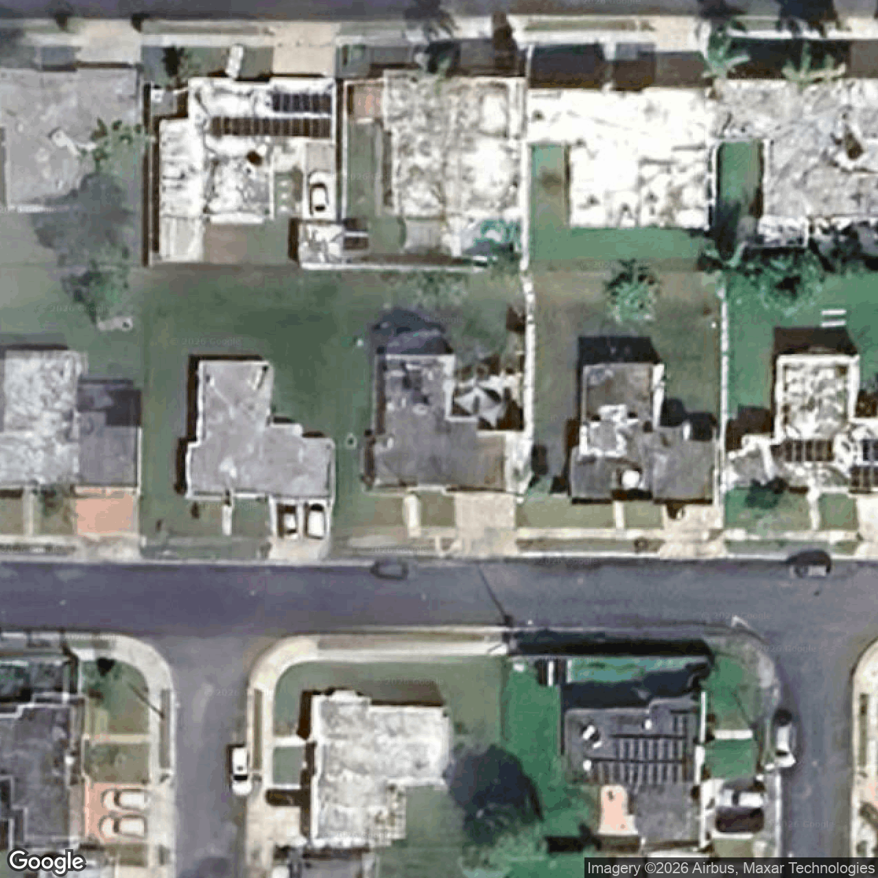 Antes — su techo en su estado actual, Paseo La Ceiba, Juncos, imagen de 2026